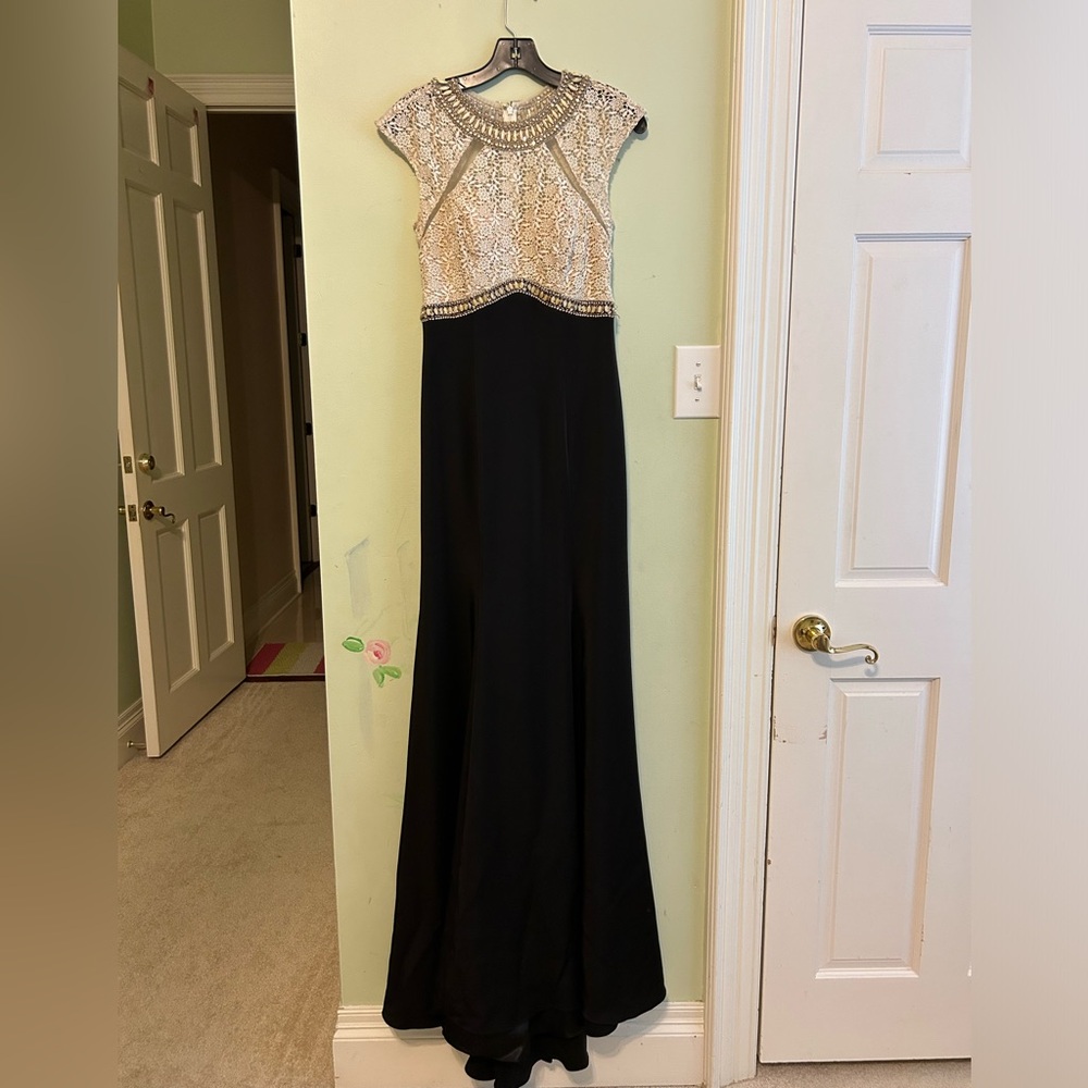 Camille La Vie Black Ivory Metallic Lace Rhinestone Column Gown Dress 4 NWT